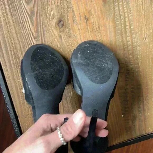 Black and Pearl Cape Robbin suede heels - Picture 6 of 9